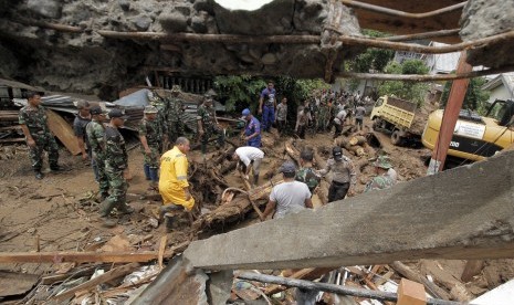 Tim gabungan TNI, SAR dan pihak lainnya melakukan pencarian korban di lokasi tanah longsor di Kolongan Beha, Tahuna, Kepulauan Sangihe, Sulawesi Utara, Kamis (23/6).