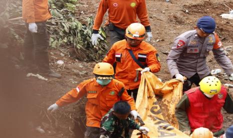 Tim gabungan turun dan membantu melakukan proses evakuasi