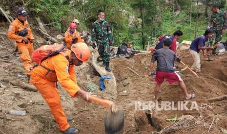 Tim gabungan yang terdiri atas TNI, Polri, Basarnas, dan lembaga lain terus melakukan evakuasi dan pencarian korban gempa di Lombok, Nusa Tenggara Barat (NTB) pada Senin (13/8).