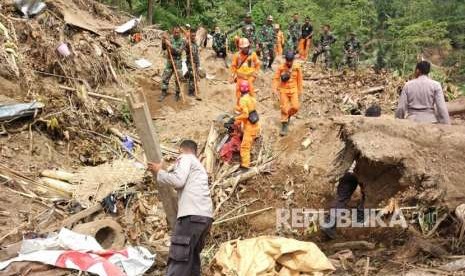 Tim gabungan yang terdiri atas TNI, Polri, Basarnas, dan lembaga lain terus melakukan evakuasi dan pencarian korban gempa di Lombok, Nusa Tenggara Barat (NTB) pada Senin (13/8).