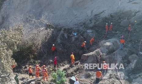 Tim gabungan yang terdiri atas TNI, Polri, Basarnas, dan lembaga lain terus melakukan evakuasi dan pencarian korban gempa di Lombok, Nusa Tenggara Barat (NTB) pada Senin (13/8).