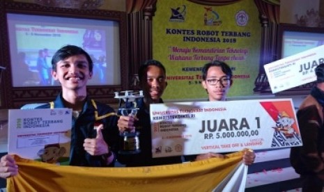 Tim Gamaforce Universitas Gadjah Mada saat meraih juara umum dalam  Kontes Robot Terbang Indonesia (KRTI) 2018 di Universitas Teknokrat Indonesia.