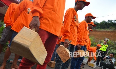 Tim Ganjal Gentong mengikuti arahan dari Kapolres Tasikmalaya Kota AKBP Febry Ma'ruf saat pembetukan pasukan tim ganjel di Lingkar Gentong, Kabupaten Tasikmalaya, Jawa Barat, Selasa (12/8). 