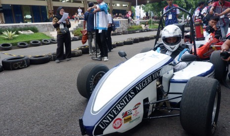 Tim Garuda Universitas Negeri Yogyakarta (UNY) yang akan bertanding di Kompetisi Mobil Listrik Indonesia (KMLI).