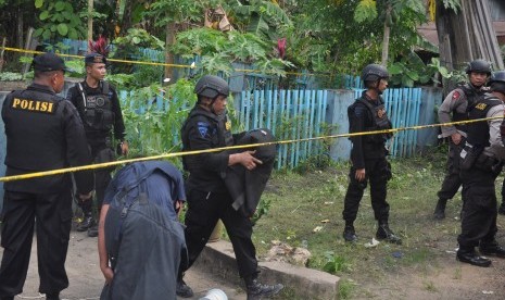 Tim Gegana Brimob Polda Kaltim mengamankan benda diduga sisa bom di lokasi ledakan di depan Gereja Oikumene Kecamatan Loa Janan Ilir, Samarinda, Kalimantan Timur, Minggu (13/11). 