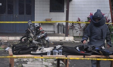 Tim Gegana Brimob Polda Kaltim mengamankan benda diduga sisa bom di lokasi ledakan di depan Gereja Oikumene Kecamatan Loa Janan Ilir, Samarinda, Kalimantan Timur, Minggu (13/11). 