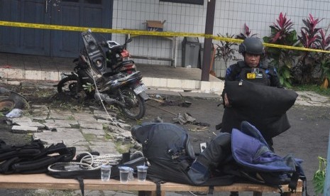 Tim Gegana Brimob Polda Kaltim mengamankan benda diduga sisa bom di lokasi ledakan di depan Gereja Oikumene Kecamatan Loa Janan Ilir, Samarinda, Kalimantan Timur, Minggu (13/11). 