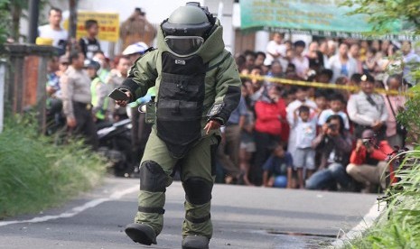 Tim Gegana dari Detasemen B Brimob Polda Jatim bersiap meledakkan sebuah benda yang diduga bom di depan Yayasan Pendidikan Karmel, Malang, Jawa Timur, Rabu (20/4). 