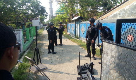 Tim Gegana dari Polda Jabar dan Polres Subang, memeriksa benda yang menyerupai bom, di ruas jalan penghubung antar kampung di Desa/Kecamatan Compreng, Kabupaten Subang, Jumat (4/5). 