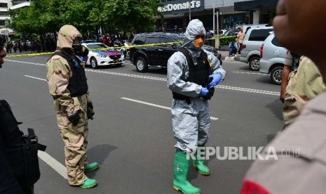 Tim gegana pasukan gabungan mengamankan lokasi menyusul aksi pengeboman dan aksi penembakan oleh kelompok bersenjata di Jl MH Thamrin, Kamis (14/1). 