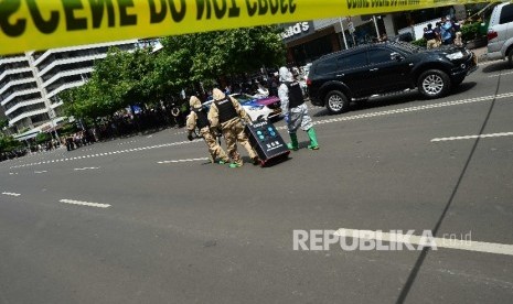 Tim gegana pasukan gabungan mengamankan lokasi menyusul aksi pengeboman dan aksi penembakan oleh kelompok bersenjata di Jl MH Thamrin, Kamis (14/1). 