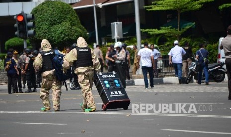 Tim gegana pasukan gabungan mengamankan lokasi menyusul aksi pengeboman dan aksi penembakan oleh kelompok bersenjata di Jl MH Thamrin, Kamis (14/1).