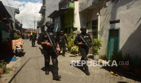 Tim Gegana Polda Sulsel melakukan pengamanan di sekitar lokasi rumah terduga bom bunuh diri Gereja Katedral Makassar di Jalan Tinumbu,Kelurahan Bunga Ejaya, Makassar, Sulawesi Selatan, Senin (29/3/2021). Polisi melakukan penggeledahan rumah terduga bom bunuh pascaledakan bom di Gereja Katedral Makassar. 