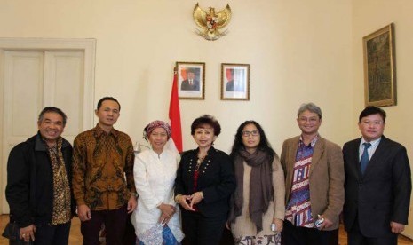 Tim Gerakan Kebaikan Indonesia (GKI) foto bersama dengan Dubes RI di Budapest, Hongaria, Wening Esthyprobo (nomor empat dari kanan). Aqua Dwipyana (paling kiri).