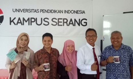 Tim Gerakan Sekolah Menyenangkan (GSM), Novi Chandra (paling kiri) dan Muhammad Nur Rizal (kedua dari kiri) usai mengisi seminar bertema 'Sekolah Ramah Anak' di UPI Kampus Serang, Banten, Sabtu (14/10).