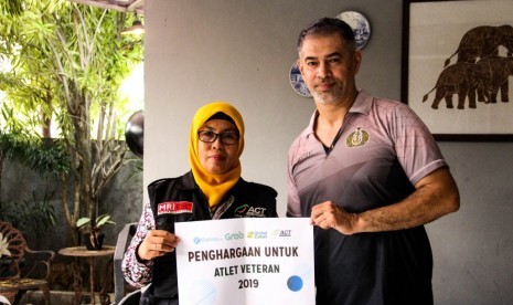 Tim Global Zakat-ACT telah memberikan tanda penghargaan kepada atlet veteran Indonesia  Pascal Wilmar