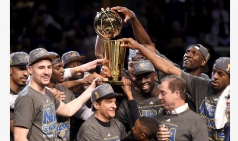 Tim Golden State Warriors saatmenerima trofi juara NBA 2015