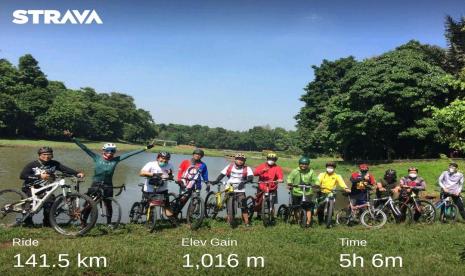 Tim Gowes Republikayuh berpose di Danau Dora LIPI Cibinong, Bogor, Jawa Barat, Sabtu (18 September 2021).