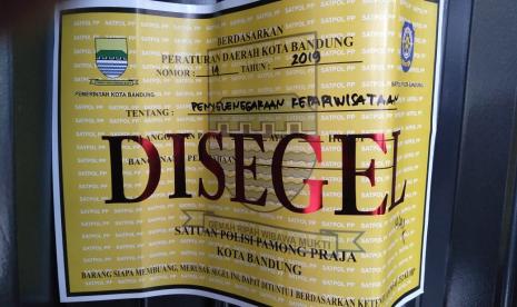 Tim Gugus Tugas Covid-19 Kota Bandung yang terdiri dari Satpol PP dan jajaran Polsek Lengkong menyegel salah satu tempat karaoke Retro di Jalan Gatot Subroto yang masih beroperasi saat pandemi corona, Selasa (14/4). Aktivitas tersebut bertentangan dengan maklumat kapolri dan surat edaran Wali Kota Bandung tentang imbauan penutupan sementara tempat hiburan. 