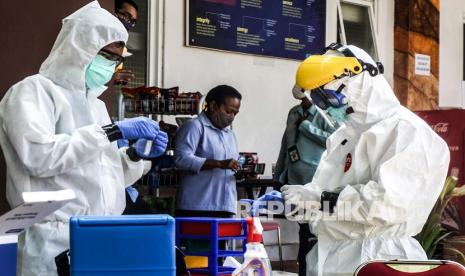 Tim Gugus Tugas Percepatan dan Pencegahan COVID-19 Jayapura menyiapkan peralatan tes usap untuk pegawai Kantor Pelayanan Perbendaharaan Negara (KPPN) Jayapura, Papua, Rabu (22/7/20). Sebanyak 188 orang yang terkonfirmasi positif Covid-19 di Jayapura dinyatakan sembuh. Ilustrasi. 