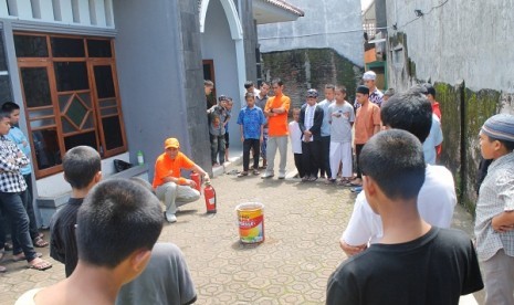 Tim Hotel Harris memberikan pelajaran cara mencegah kebakaran sejak dini kepada anak-anak yatim piatu di Bandung