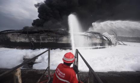 Tim HSSE Pertamina memadamkan api di seputar lokasi kebakaran Kilang Balongan. 