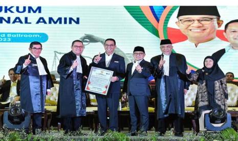 Tim Hukum AMIN, Prof Hamdan Zulfa (kiri) Dr Ari Yusuf Amir (Kedua dari kiri) dan Prof Ni