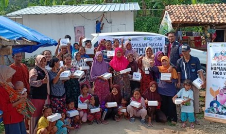 Tim Humanity Food Van ACT Lampung mulai merambah korban bencana gelombang tsunami Selat Sunda di pesisir selatan Kabupaten Lampung Selatan, Ahad (20/5). 