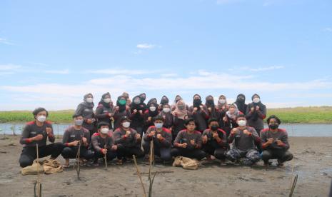 Tim Humerus FK UII saat kegiatan penanaman bibit pohon mangrove di Pantai Samas.