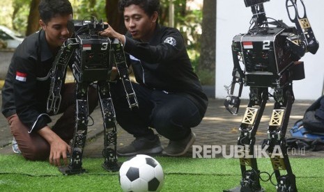 Tim Ichiro dari Institut Teknologi Sepuluh Nopember (ITS) mencoba robotnya di sela-sela pelepasan tim robot ITS untuk berlaga di RoboCup International 2018 Montreal Canada, di Kampus ITS, Surabaya, Jawa Timur, Selasa (5/6). 