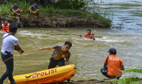 Tim Inafis melakukan olah tempat kejadian perkara peristiwa tenggelamnya siswa MTs Harapan Baru di Sungai Cileueur, Desa Utama, Kabupaten Ciamis, Jawa Barat, Rabu (3/11/2021). Polres Ciamis kembali menggelar olah tempat kejadian perkara dengan memeriksa sejumlah saksi dan mengukur kedalaman sungai untuk melengkapi bukti kasus penyelidikan meninggalnya 11 siswa saat kegiatan pramuka susur sungai pada (15/10/2021) lalu.