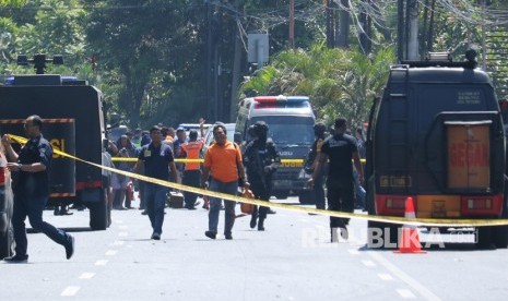 Tim Inafis melakukan olah TKP di lokasi ledakan di Gereja Kristen Indonesia (GKI), Jalan Diponegoro, Surabaya, Jawa Timur, Ahad (13/5).