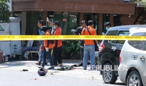 Tim Inafis melakukan olah TKP di lokasi ledakan di Gereja Kristen Indonesia (GKI), Jalan Diponegoro, Surabaya, Jawa Timur, Minggu (13/5). 