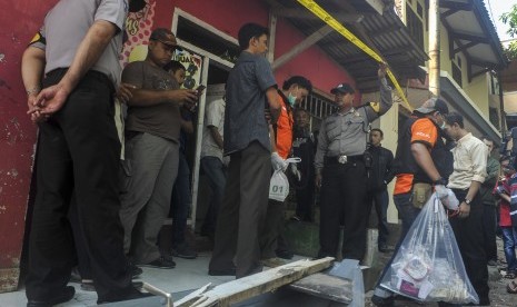 Tim Inafis membawa sejumlah barang bukti usai penggeledahan rumah salah satu terduga teroris terkait bom Kampung Melayu di kawasan Dayeuhkolot, Kabupaten Bandung, Jawa Barat, Jumat (26/5). 