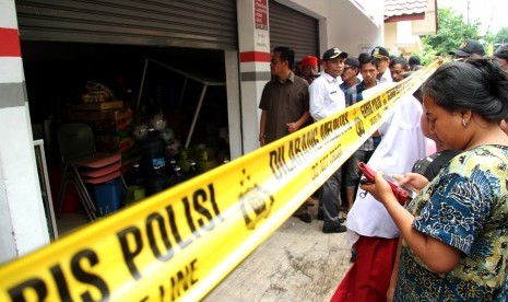 Tim Inafis Polda Metro Jaya melakukan olah tempat kejadian perkara di rumah kios yang menjadi lokasi perisitiwa pembunuhan satu keluarga, di kawasan Jatirahayu, Bekasi, Jawa Barat, Selasa (13/11/2018).