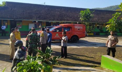 Tim Inafis Polres Semarang melakukan olah tempat kejadian perkara (TKP) di lingkungan SDN 01 Beji, Kelurahan Beji, Kecamatan Ungaran Timur, Kabupaten Semarang, Senin (30/5). Sekolah ini dibobol pencuri yang menggondol 34 komputer jinjing dan enam unit LCD Proyektor dengan total kerugian mencapai Rp 250 juta.