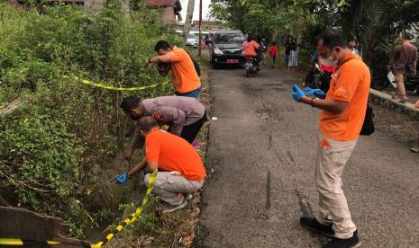 Tim Inafis Polres Semarang melakukan oleh tempat kejadian perkara di lokasi penemuan jasad bayi, di saluran drainase lingkungan Dusun Sumbersari, Desa Wonoyoso, Kecamatan Pringapus, Kabupaten Semarang, kamis (19/5).