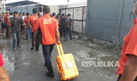 Tim INAFIS tiba di lokasi kebakaran pabrik kembang api, Kosambi, Kabupaten Tangerang, Kamis (26/10).