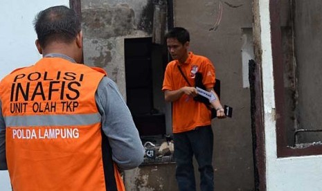   Tim Indonesia Automatic Fingerprint Identification System (INAFIS) sedang melakukan olah TKP di Kantor Pemkab Mesuji,Lampung,Jumat (4/5).