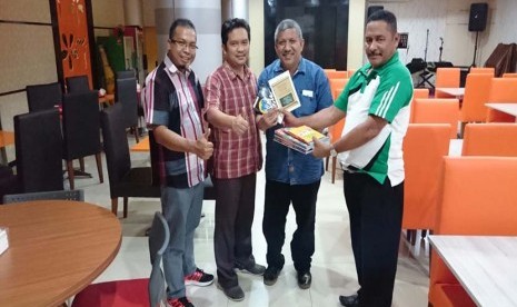 Tim Indonesia Bermutu bersama dengan Tim Penyusun Road Map Pendidikan dalam rangka mewujudkan Maluku Bermutu di Ambon, Maluku, Ahad (1/11).  