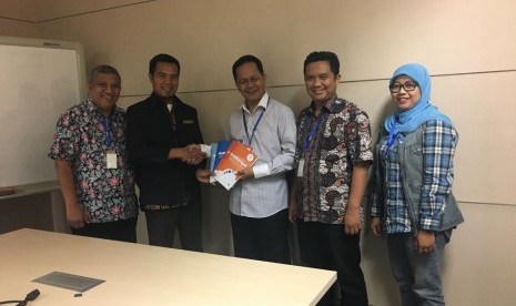 Tim Indonesia Bermutu menyerahkan laporan pelaksanaan kegiatan penyusunan modul Antikorupsi di kantor KPK Jakarta, Rabu (23/8).