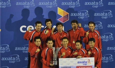 Tim Indonesia Garuda berfoto bersama usai menjuarai Axiata Cup 2012. 