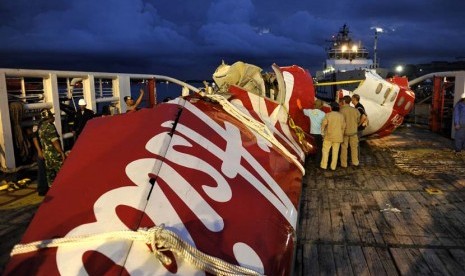 Tim investigasi mengamati ekor pesawat AirAsia QZ8501 sebelum dipindahkan dari Kapal Crest Onyx ke tempat penyimpanan barang bukti di Pelabuhan Kumai, Kalteng, Minggu (11/1).( ANTARA/Prasetyo Utomo)