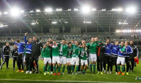 Tim Irlandia Utara merayakan keberhasilan lolos ke Piala Eropa 2016