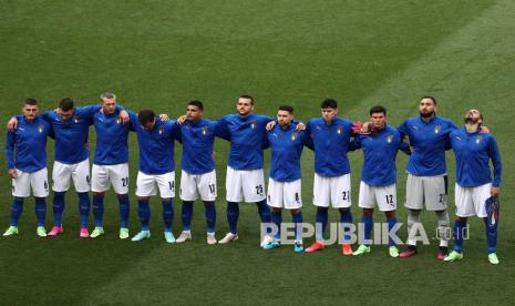 Timnas Italia berbaris sebelum pertandingan grup A kejuaraan sepak bola Euro 2020 antara Italia dan Wales di stadion Olimpiade di Roma, Ahad (20/6). 