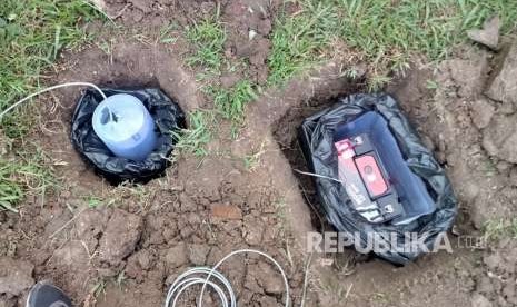 Tim ITB Pasang Seismometer pantau  gempa susulan di Lombok. Dok: Tim Keahlian Geofisika ITB.