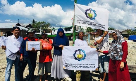 Tim ITS Tanggap Bencana menyalurkan bantuan kepada korbakorban gempa, tsunami dan likuifaksi di Palu, Sigi, dan Donggala, Sulawesi Tengah.