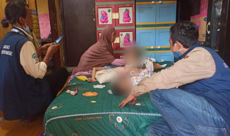 Tim Jabar Quick Response (JQR) menyambangi dan memeberi bantuan kepada kakak beradik di Kota Depok yang mengalami kelainan kebutuhan khusus.