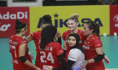 Tim Jakarta Popsivo Polwan melakukan selebrasi usai mengalahkan Gresik Petrokimia Pupuk Indonesia 3-1 (25-15, 16-25, 25-23, 25-21) pada putaran dua seri pamungkas yang berlangsung di GOR UNY Yogyakarta, Sabtu (18/2/2023).