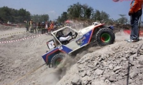 Tim Jangkar Miring Hiu asal Surabaya Juara pertama Djarum Super 4X4 Real Adventure Offroad 2011 Seri 5 